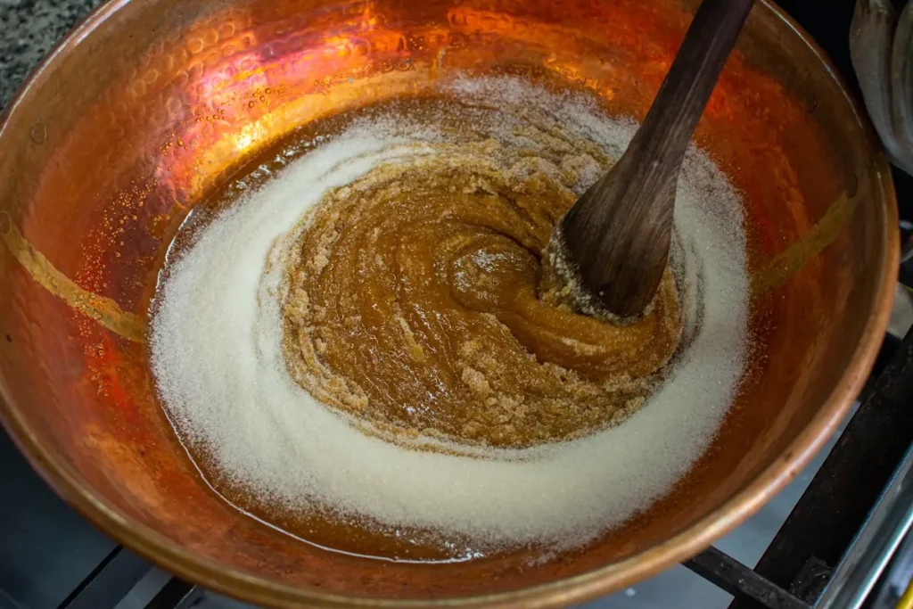 Une personne qui fait du caramel