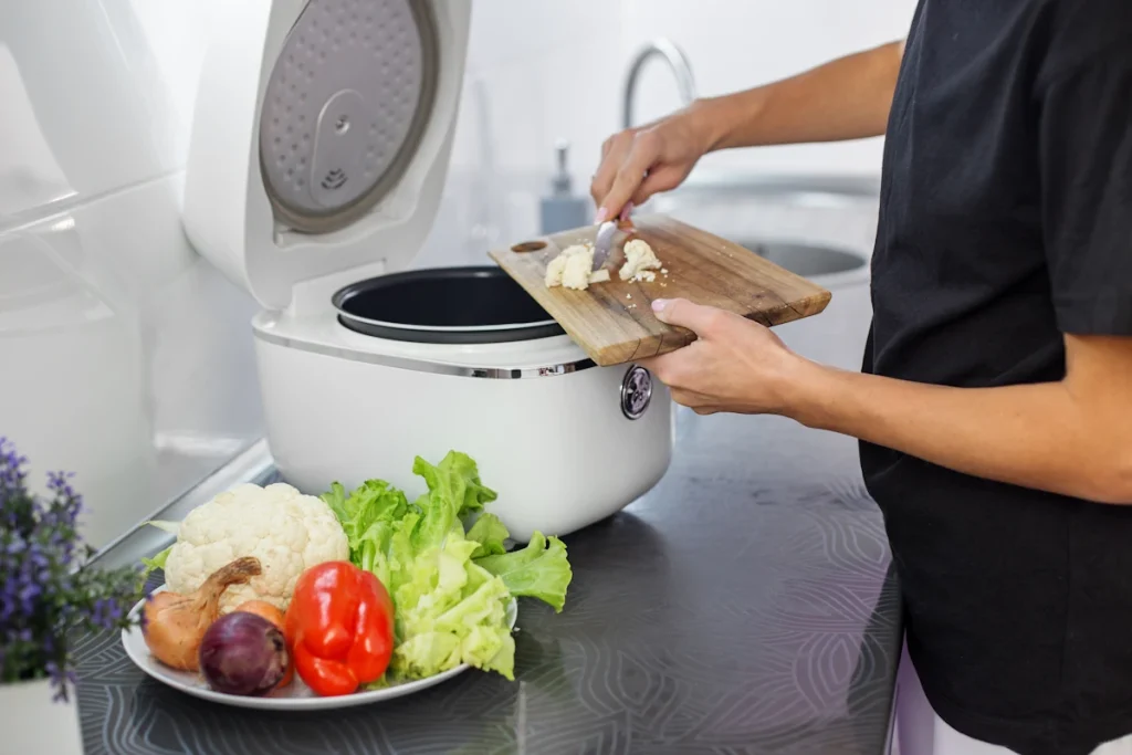 Une personne qui utilise un robot cuiseur en cuisine