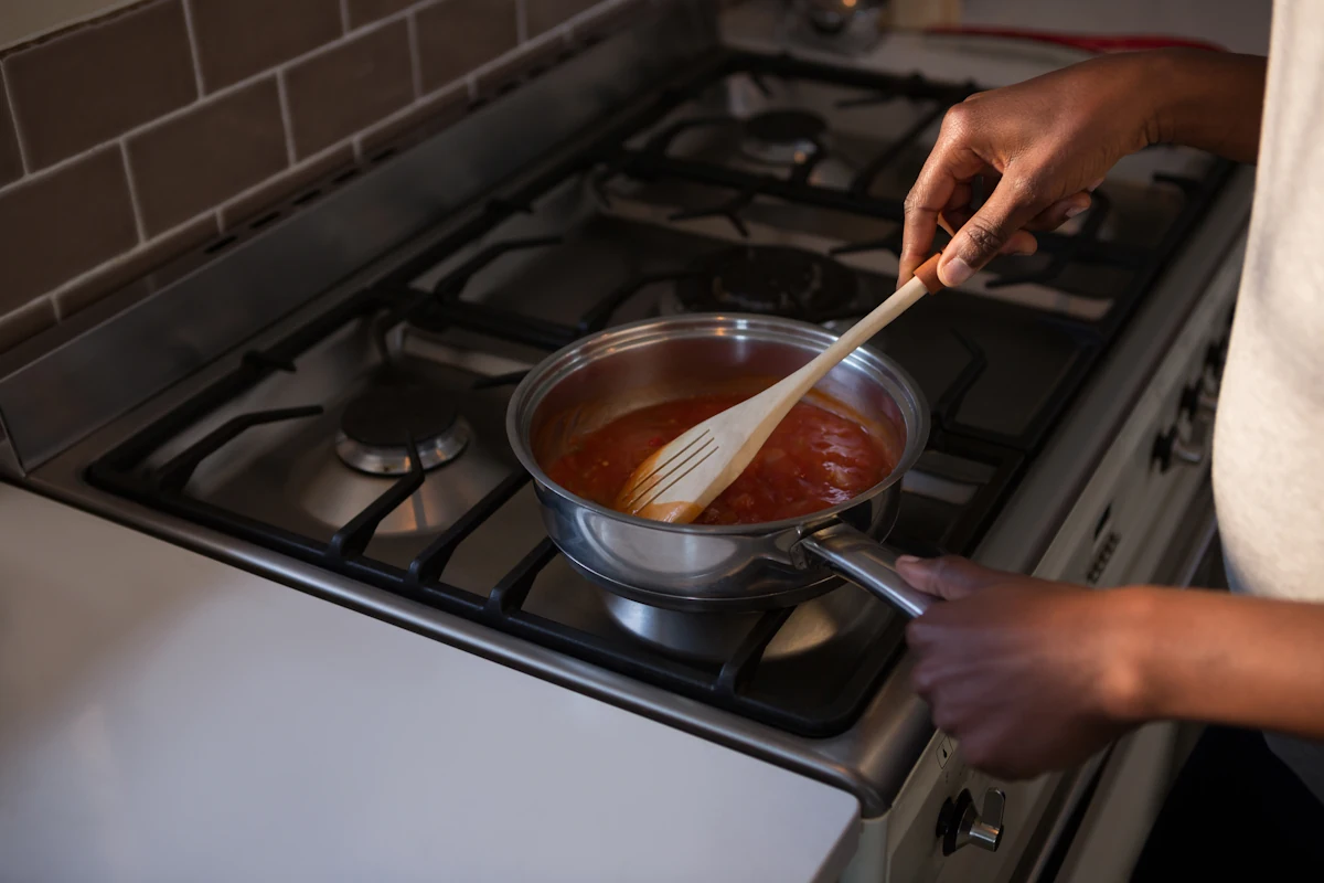 Un homme qui prépare une sauce salée-sucrée