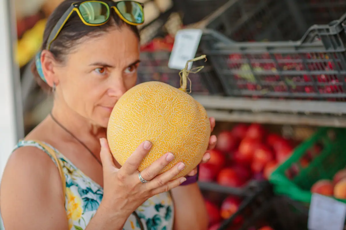 Une femme qui sent un melon