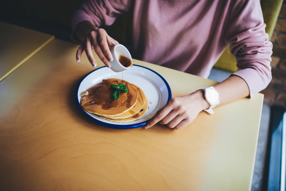 Une personne qui mange des crêpes caramel au beurre salé