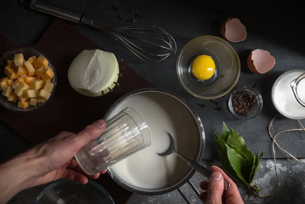 Une personne qui cuisine de la crème anglaise