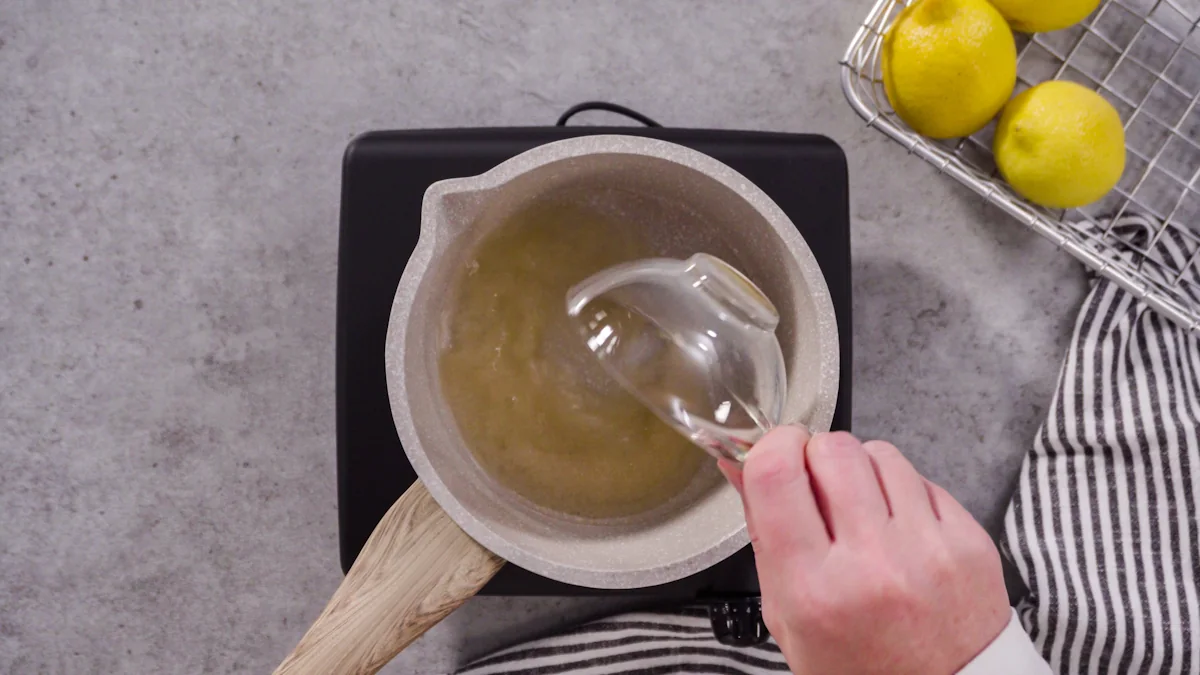 Une personne qui verse de la gélatine dans un casserole