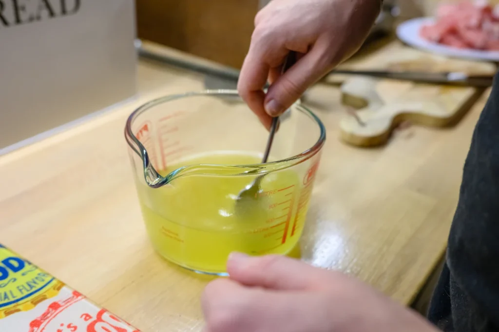 Une personne qui prépare une gelée pour une terrine