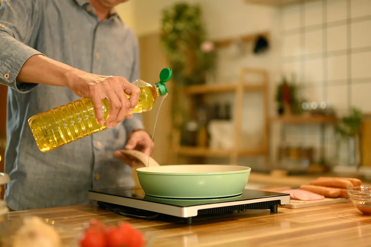 Une personne qui utilise de l'huile d'arachide