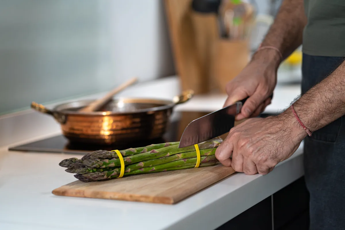 Une personne qui prépare des asperges