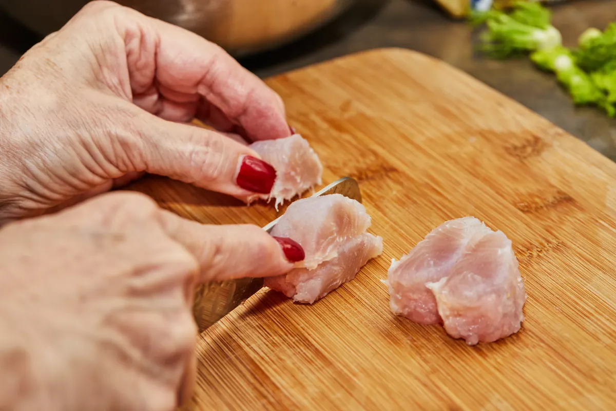 Une personne qui prépare la lotte