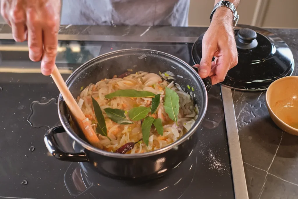 Une personne qui réchauffe un plat