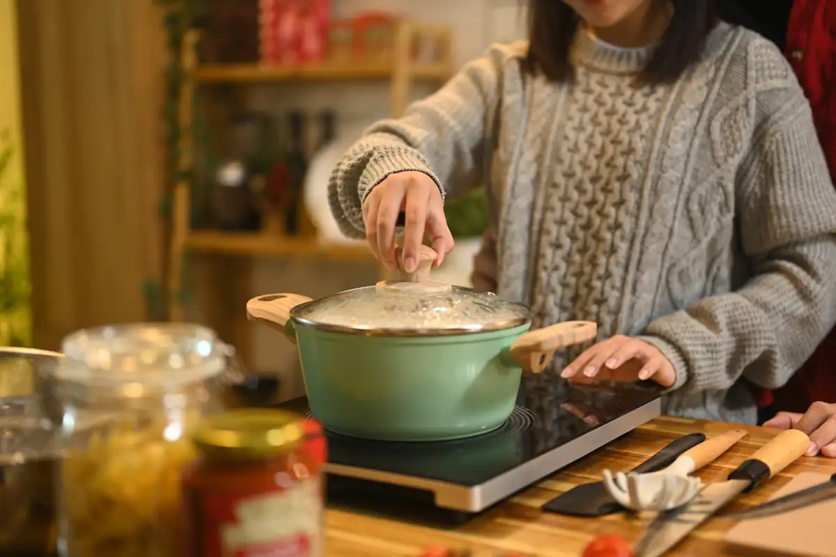 Une femme qui réchauffe un ragoût dans un casserole
