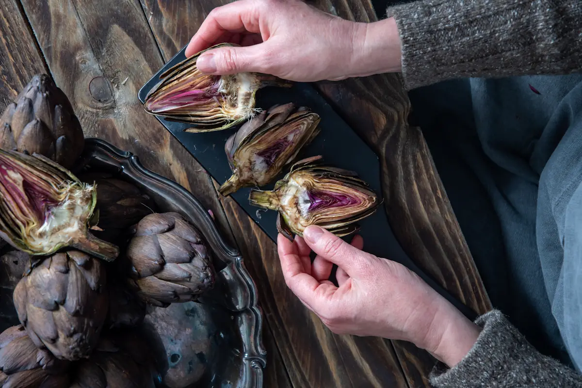 Une personne qui prépare de l'artichaut violet de Provence