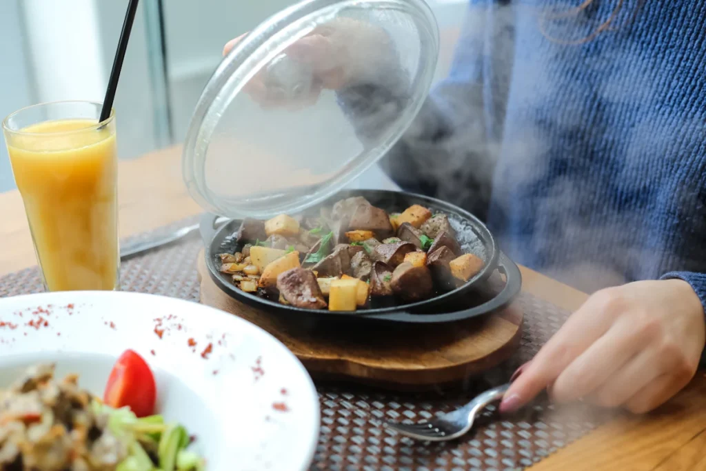 Une personne devant un plat chaud
