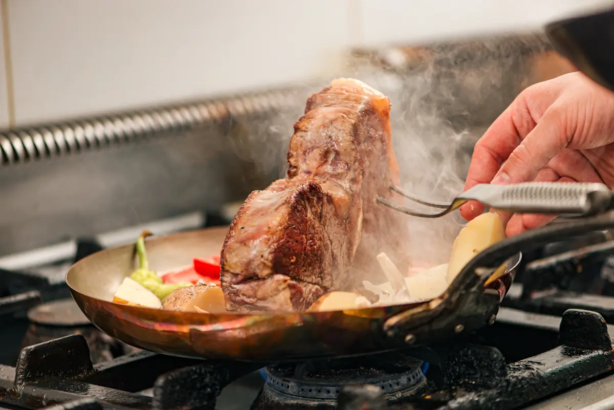 une personne qui cuisine du magret de canard