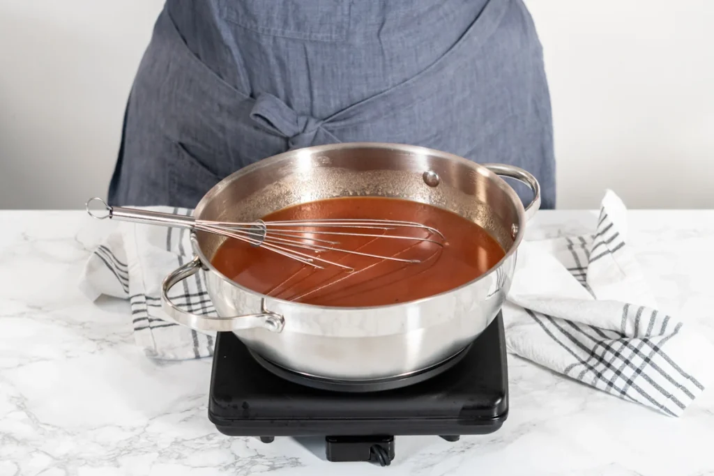 Une personne qui prépare une sauce caramel au beurre salé