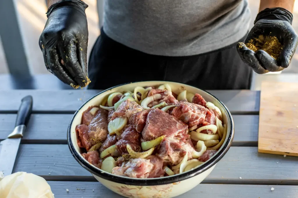 Une personne qui prépare de la viande avec du confit d'oignons